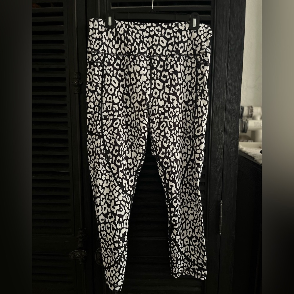 ZYIA Active Black and White Light n Tight Leopard Patterned Leggings
